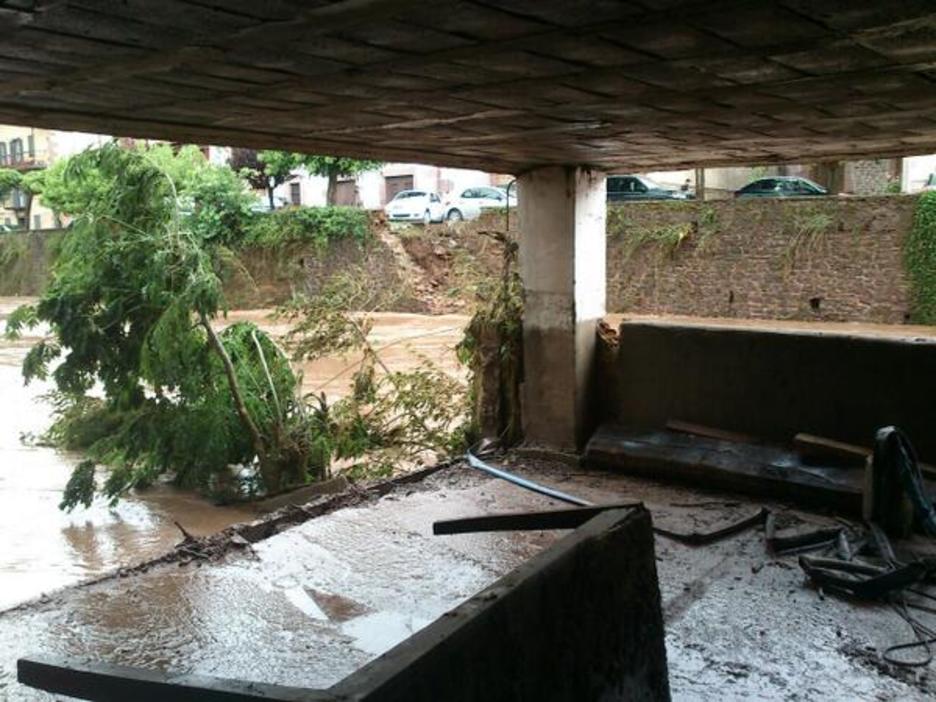 Paretak ere puskatu dituzte uholdeek. (@GARA_miantzi)