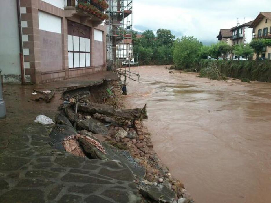 Baztan ibai ondoko bideak behera erori dira zenbait tokitan. (@GARA_miantzi)
