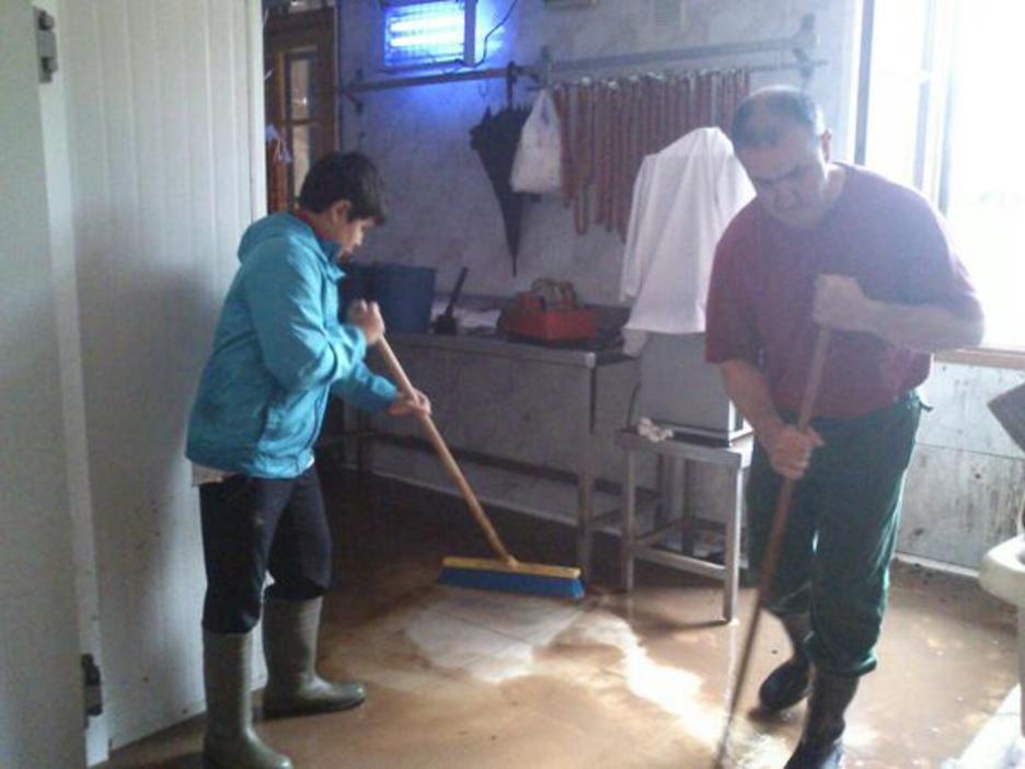 Harategi batean ura ateratzen. (@GARA_miantzi)