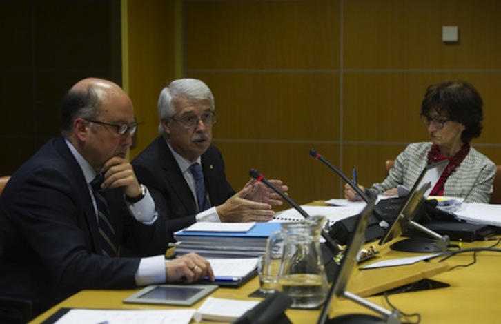 Una de las sesiones de la comisión sobre Epsilon e Hiriko. (Raúl BOGAJO / ARGAZKI PRESS)