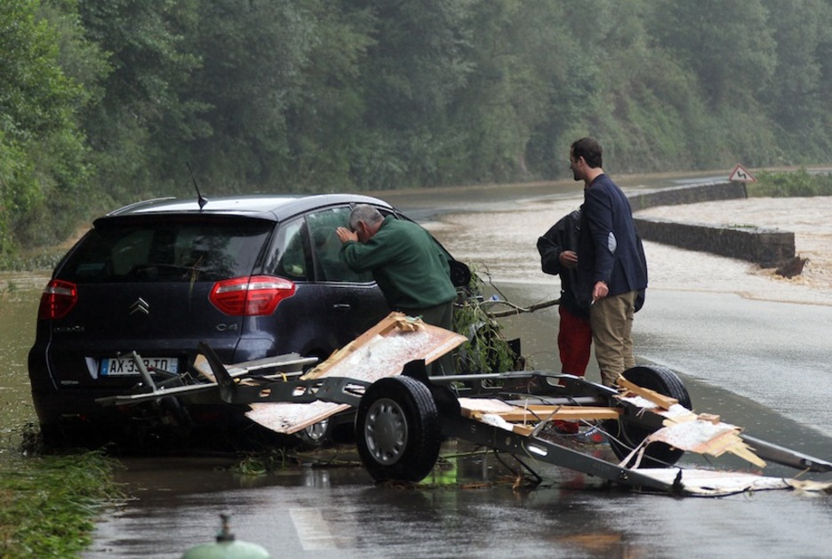 Uholdeak harrapatutako auto bati begira, Bidarrain. (Bob EDME)