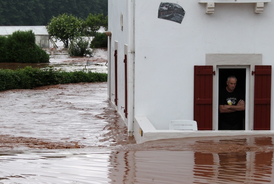 Gizon bat uholdeari begira, Kanbon. (Bob EDME)