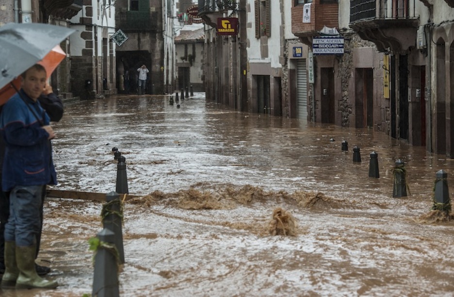 El agua corre por la calle Santiago de Elizondo. (Jagoba MANTEROLA / ARGAZKI PRESS)