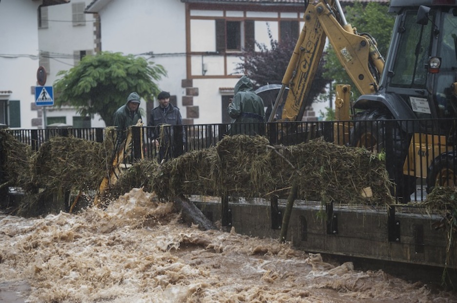 Tareas de limpieza en uno de los puentes sobre el río Baztan. (Jagoba MANTEROLA / ARGAZKI PRESS)