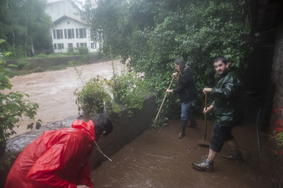 Personas quitando el barro. (Jagoba MANTEROLA / ARGAZKI PRESS) 