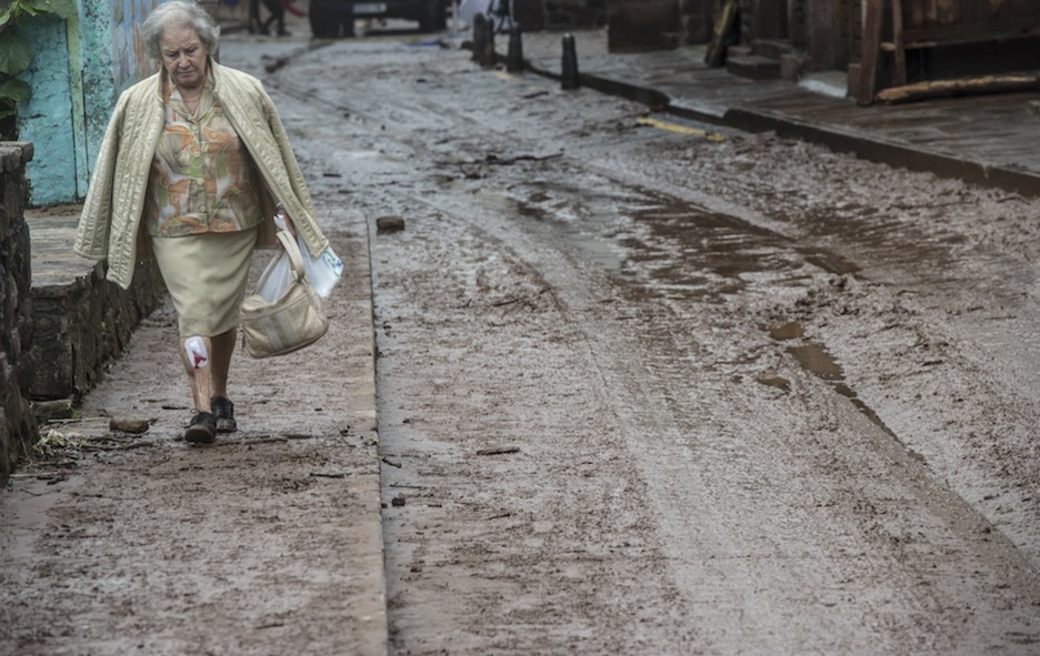 Una mujer camina con una herida en la pierna. (Jagoba MANTEROLA / ARGAZKI PRESS)