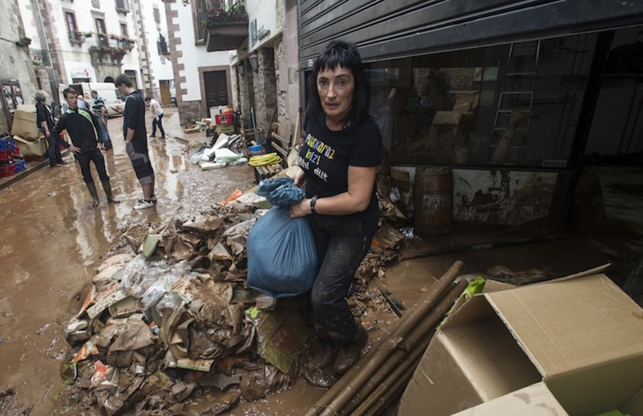 Limpieza en un local en Elizondo. (Jagoba MANTEROLA / ARGAZKI PRESS)