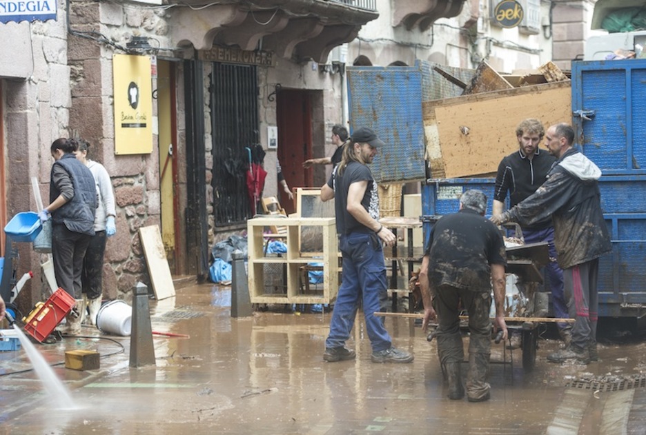El agua y el barro han causado cuantiosos daños materiales en Elizondo. (Jagoba MANTEROLA / ARGAZKI PRESS)