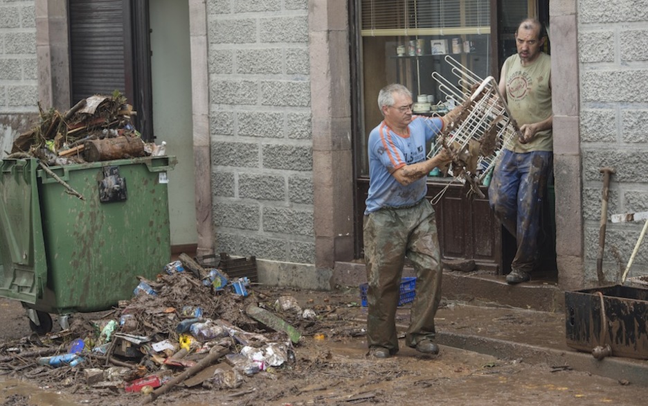 Limpieza en un local en Elizondo. (Jagoba MANTEROLA / ARGAZKI PRESS)