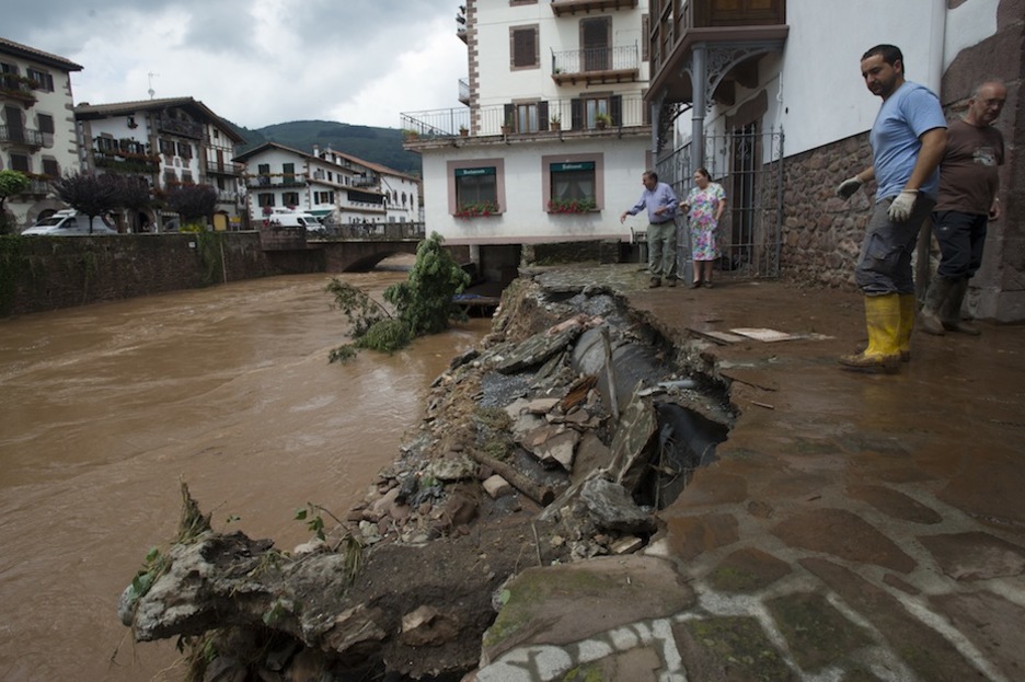 El río se ha ‘comido’ parte de la localidad más importante del Baztan. (Jagoba MANTEROLA / ARGAZKI PRESS) 