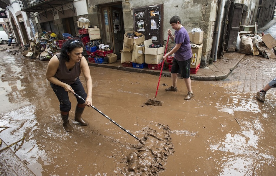 Tareas de limpieza en las calles de Elizondo. (Jagoba MANTEROLA / ARGAZKI PRESS) 