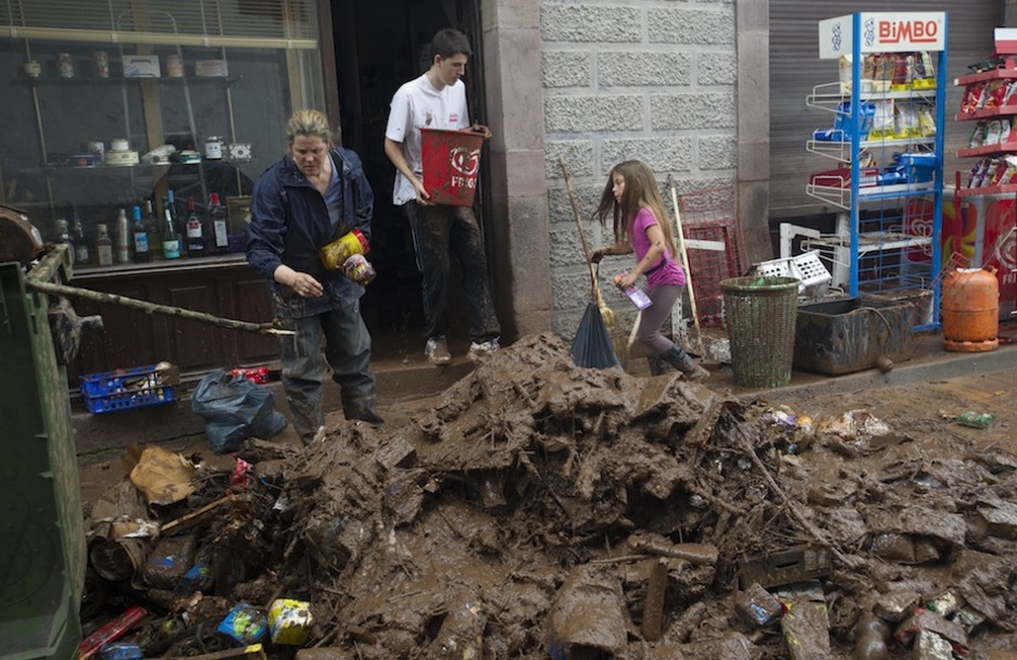 Tareas de limpieza en las calles de Elizondo. (Jagoba MANTEROLA / ARGAZKI PRESS) 