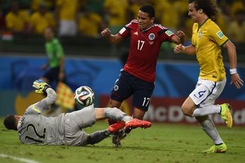 Este derribo de Julio César a Bacca ha supuesto el penalti que ha dado paso al 2-1. (Fabrice COFFRINI / AFP PHOTO)