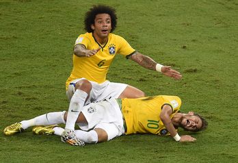Neymar con Marcelo se duele en el suelo del golpe recibido. (ODD ANDERSEN / AFP)