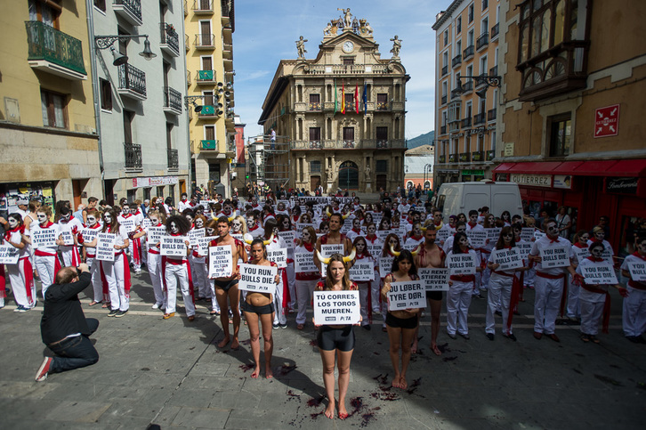 Acto antitaurino celebrado en la plaza del Ayuntamiento de Iruñea. (Iñigo URIZ / ARGAZKI PRESS)