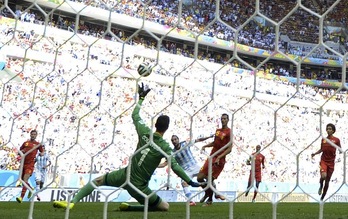 Disparo y gol de Higuaín. (JUAN MABROMATA  / AFP)
