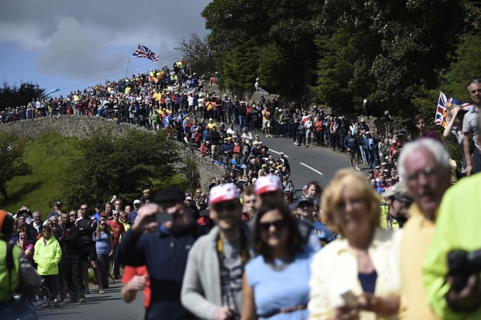 Jendetza errepide bazterrean. (ERIC FEFERBERG/AFP)