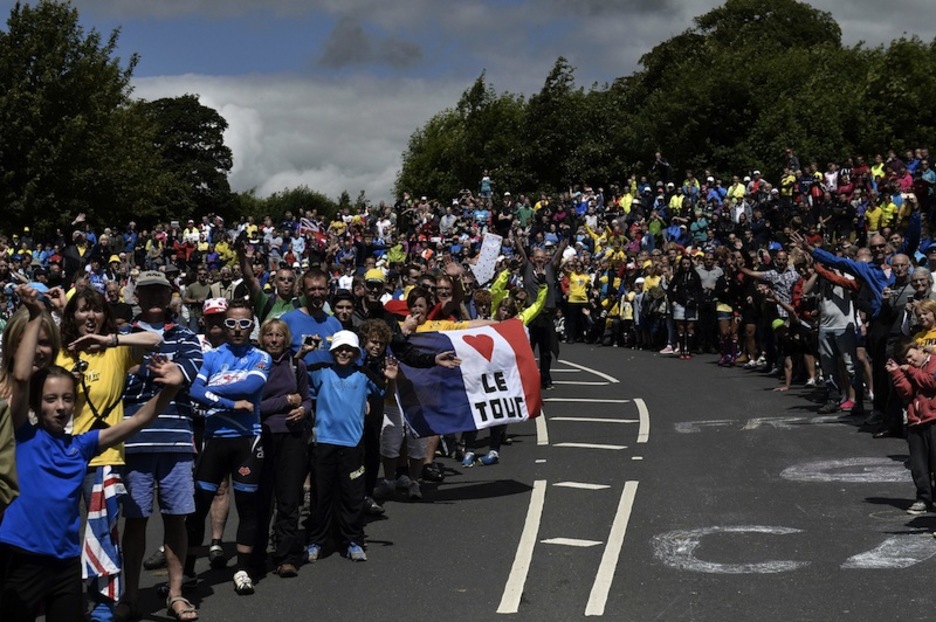 Jendetza errepide bazterrean. (ERIC FEFERBERG/AFP) 