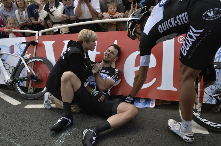 Mark Cavendishek bizkarrean min hartu du erorikoan. (JEFF PACHOUD/AFP)