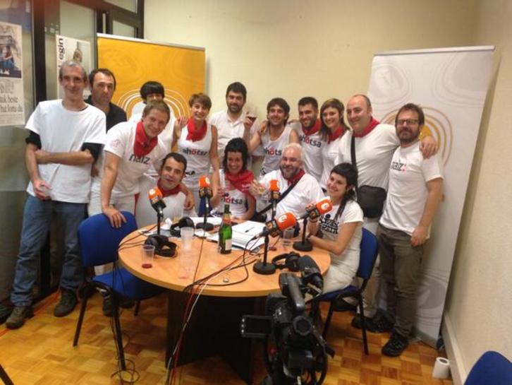 Foto de familia tras el programa especial en la sede de GARA.