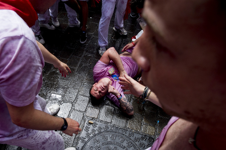 Un joven ha quedado inconsciente tras saltar en la fuente de Nabarreria. (Iñigo URIZ / ARGAZKI PRESS)