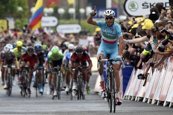 Nibali llegando a meta en solitario. (Eric EFFERBERG / AFP)