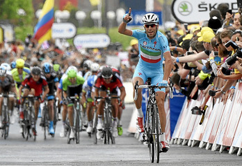  Nibali muestra la bandera italiana y se viste de amarillo 