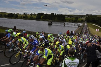 Imagen de la segunda etapa, disputada ayer entre York y Sheffield. (Jeff PACHOUD/AFP PHOTO)