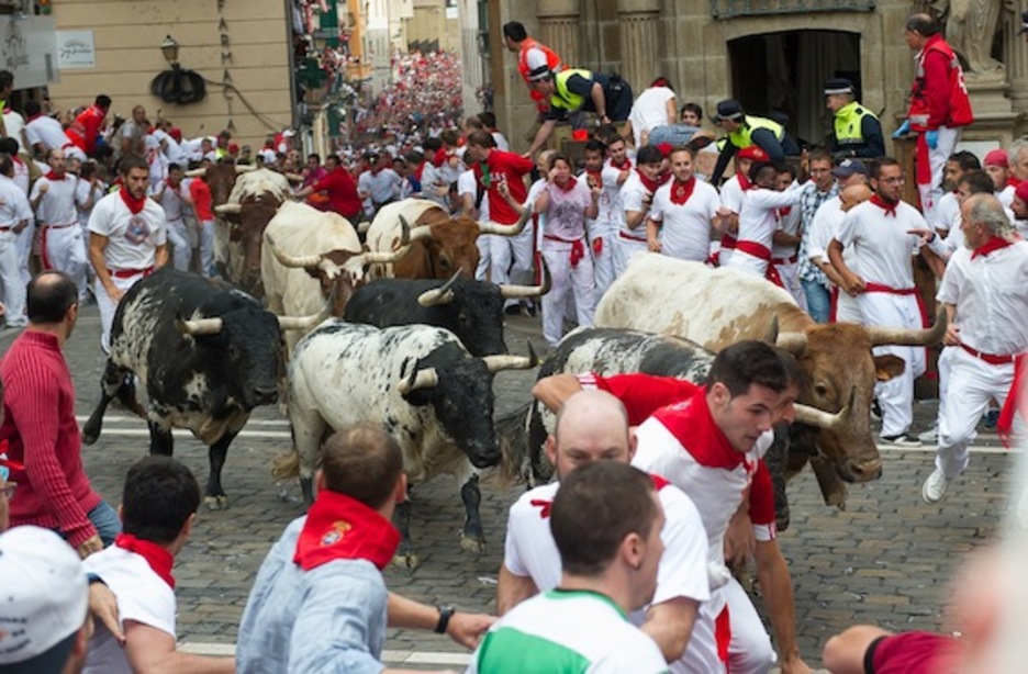 Zezenak, Udaletxe plazara iristen. (Andoni CANELLADA/ARGAZKI PRESS) Zezenak, Udaletxe plazara iristen. (Andoni CANELLADA/ARGAZKI PRESS)