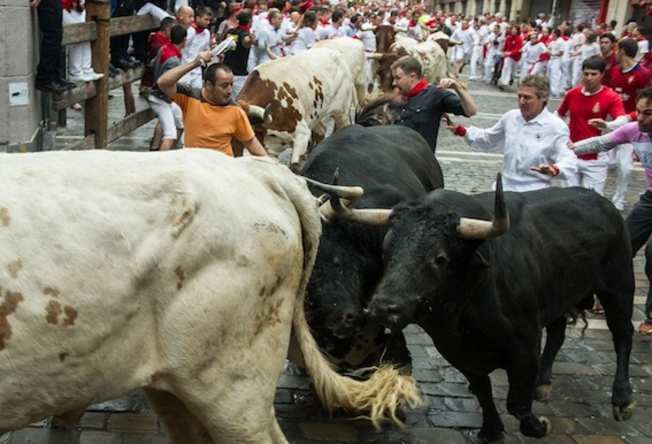 Entzierroa, Merkaderes kaleko bihurgunean. (Jagoba MANTEROLA/ARGAZKI PRESS) Entzierroa, Merkaderes kaleko bihurgunean. (Jagoba MANTEROLA/ARGAZKI PRESS)