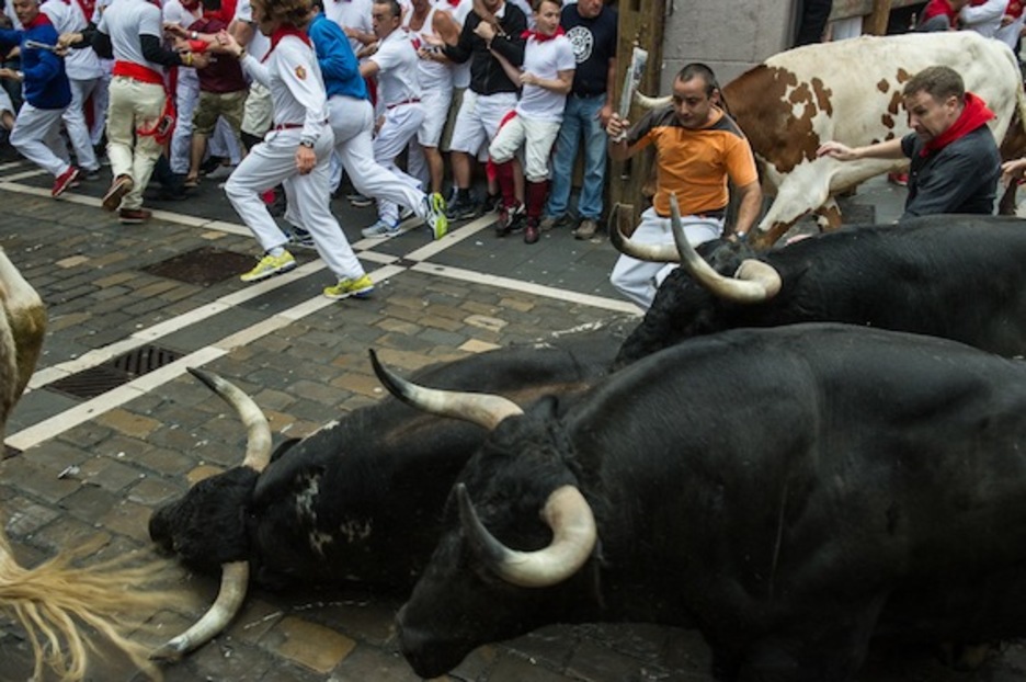 Zezenak, oreka galduta, Estafeta kalearen hasieran. (Jagoba MANTEROLA/ARGAZKI PRESS) Zezenak, oreka galduta, Estafeta kalearen hasieran. (Jagoba MANTEROLA/ARGAZKI PRESS)