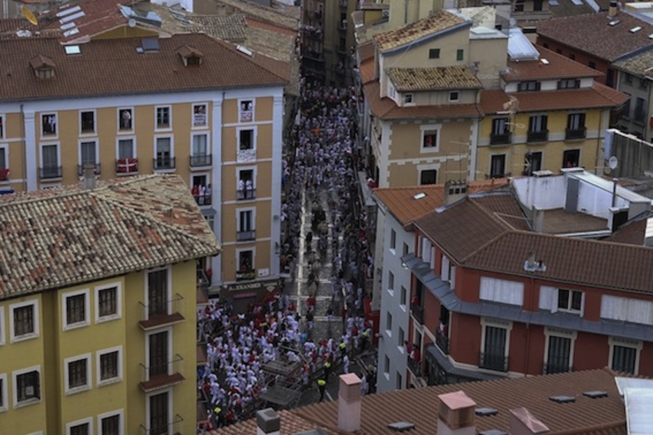 Entzierroa, urrunetik ikusita. (Pedro ARMESTRE/AFP PHOTO) Entzierroa, urrunetik ikusita. (Pedro ARMESTRE/AFP PHOTO)