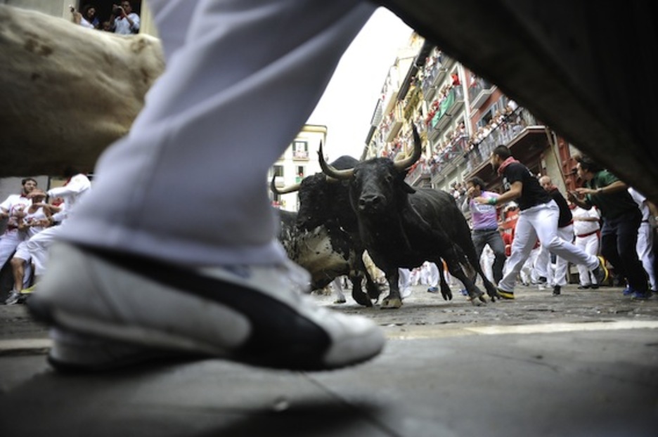 Lehen entzierroak irudi ikusgarriak utzi ditu. (Ander GILLENEA/AFP PHOTO) Lehen entzierroak irudi ikusgarriak utzi ditu. (Ander GILLENEA/AFP PHOTO)