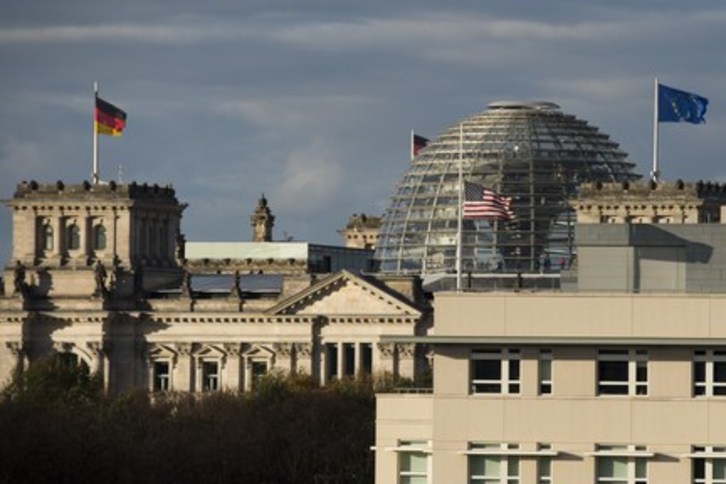 La embajada estadounidense en Berlín frente al Reichstag alemán. (John MACDOUGALL / AFP PHOTO)  