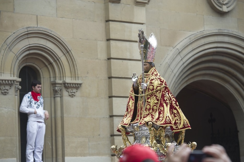 Un joven observa desde un altillo la imagen de San Fermín. (Jagoba MANTEROLA/ARGAZKI PRESS)