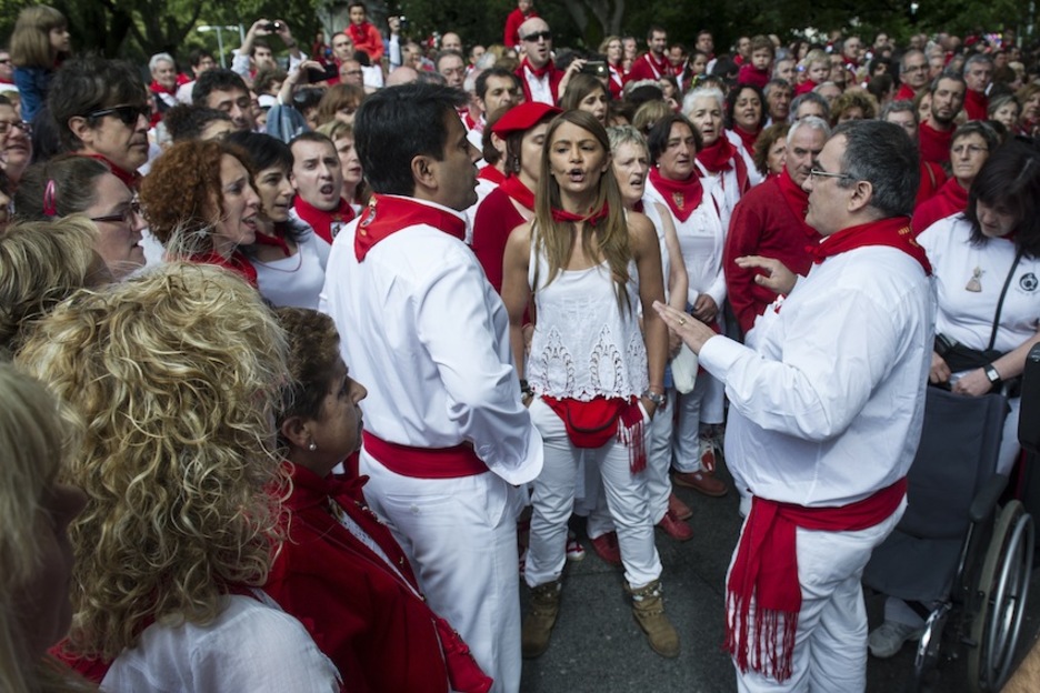 Un momentico de la procesión, con la interpretación de una jota. (Jagoba MANTEROLA/ARGAZKI PRESS)