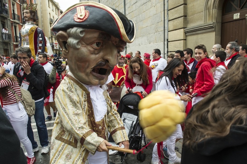 Gigantes y cabezudos por las calles de la capital navarra. (Jagoba MANTEROLA/ARGAZKI PRESS)
