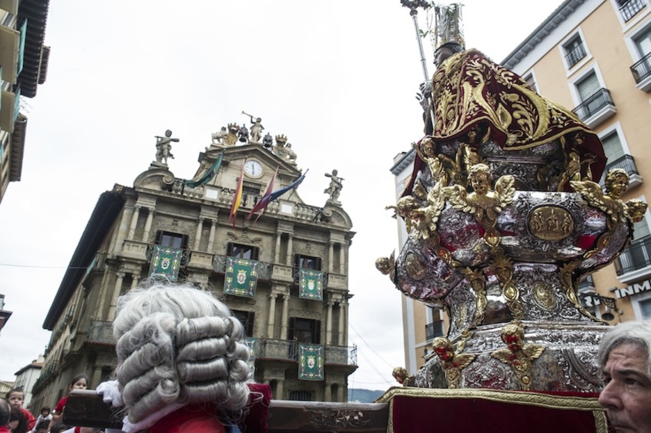 San Fermín, a su paso por la plaza del Ayuntamiento. (Jagoba MANTEROLA/ARGAZKI PRESS)