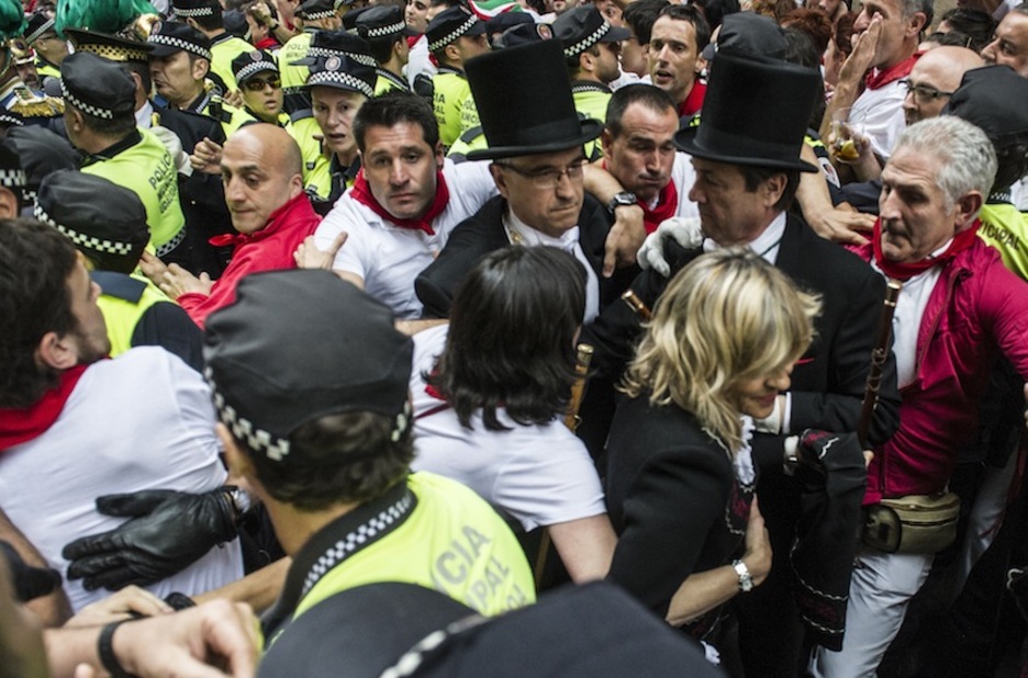 Momentos de tensión en la procesión. (Jagoba MANTEROLA/ARGAZKI PRESS)