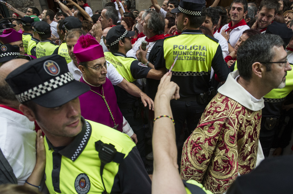 El arzobispo de Iruñea, Francisco Pérez González, también increpado por los asistentes. (Jagoba MANTEROLA/ARGAZKI PRESS)
