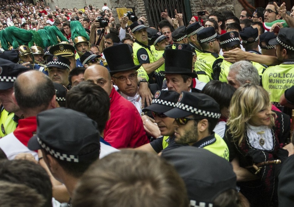 La Policía Municipal se ha emplead a fondo en la procesión. (Jagoba MANTEROLA/ARGAZKI PRESS)