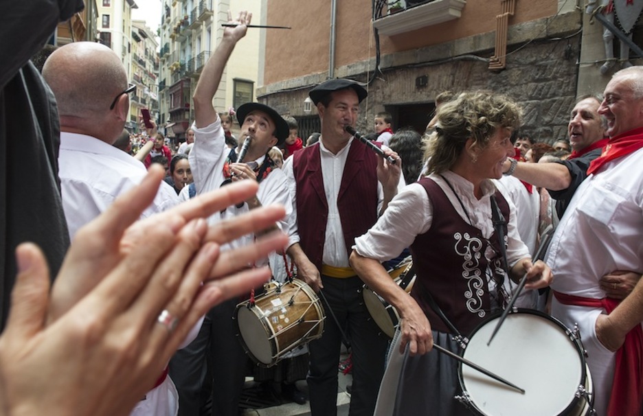 Ambiente festivo en Iruñea con la presencia de txistularis. (Jagoba MANTEROLA/ARGAZKI PRESS)