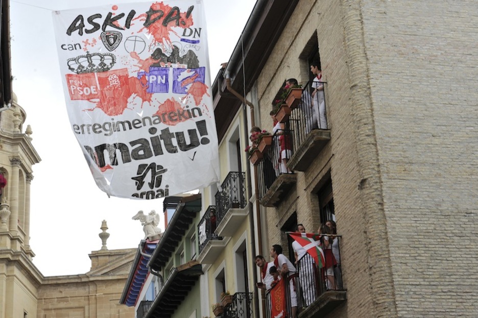 Cartel de protesta en el que se exige «terminar con el régimen UPN-PSN». (Jagoba MANTEROLA/ARGAZKI PRESS)