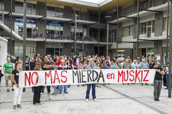 Reciente concentración en Muskiz contra la actividad contaminante de Petronor. (Aritz LOIOLA / ARGAZKI PRESS)