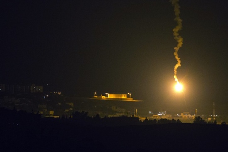 Un proyectil de iluminación lanzado desde Israel, sobre Gaza. (Jack GUEZ/AFP PHOTO)