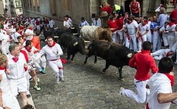 Los toros, a su llegada a la plaza del Ayuntamiento. (Jagoba MANTEROLA/ARGAZKI PRESS)