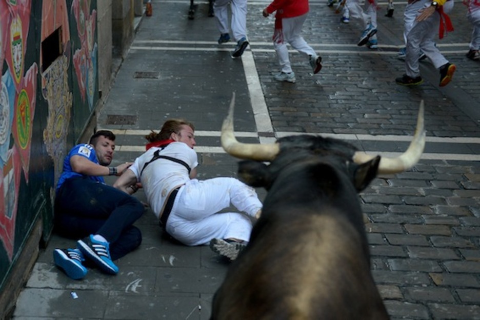 Bi lagun, Estafeta kalearen hasieran, zezena aurrean dutela. (Iñigo URIZ/ARGAZKI PRESS) Bi lagun, Estafeta kalearen hasieran, zezena aurrean dutela. (Iñigo URIZ/ARGAZKI PRESS)