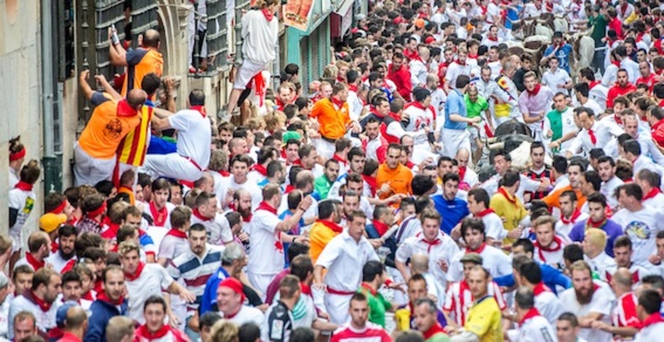 Jendetza bildu da entzierroaren zati batzuetan. (Gorka RUBIO/ARGAZKI PRESS) Jendetza bildu da entzierroaren zati batzuetan. (Gorka RUBIO/ARGAZKI PRESS)