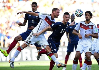 Un lance del choque de cuartos entre Francia y Alemania. (Franck FIFE / AFP PHOTO)