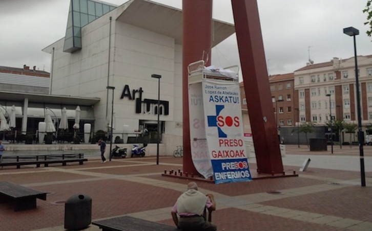 Gaixo dauden presoen egoera salatzeko ekintza egin dute Gasteizen. (NAIZ)